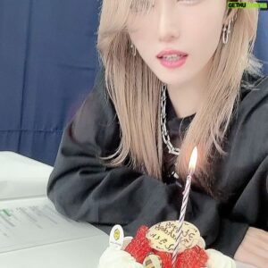 Shiki Aoki Instagram - 2024.1.14
my birthday🎂🥳
写真も動画も今日は撮ってないので、先日番組でフライングお祝いしていただいた時の㊗️
本日は誕生日ですが、特別なことは何もせずいつも通りのご飯を食べていつも通りの日常を送りました！
毎年たくさんの方にお祝いしていただけて、じゅうぶんすぎるぐらい贅沢者です
DMでもお祝いのメッセージたくさんありがとうございます！返信は出来ないけど全部見ております🥺🫶
来年もみんな元気でまたこの日を迎えられますように

帰りに自分のためにお花でも買って帰ろうかな！(トイレットペーパーも買います)