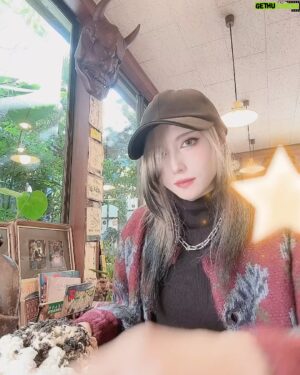 Shiki Aoki Instagram - ⚠️時差投稿です⚠️
#甘味処いちょうの木 @kontomoko 

12月中旬
現在は終売しているメニューが含まれます🙇
18日から一週間ほどお休みされるらしく、お休み前に食い溜めしておかねば！ということで通い詰める日々

◆オリーブ(26)
一杯目は以前から気になりつつも後回しにしてしまっていたオリーブさん
オリーブの実力は紫芋と玉葱ブルーの中身で既にわかってはいたのですが、メインキャストとして打ち出されているオリーブさんは初
トップのカスタード、オリーブ、ブルーチーズゾーンをまずはひとくち…
見た目はシンプルながらもオリーブの底力にひっくり返りました😭🙏(もちろん脳内で)
美味いのはわかってたけど、これもまた想像以上だった…
カスタードの甘みにブルーチーズのクセとオリーブの塩味がめちゃくちゃマッチしてる
トップにたっぷりオリーブがかかってるんだけど、食べ進めていくとまた更に中からオリーブが…！🫶
どこ食べてもオリーブが出てくるのイイ☝️ちゃんと主人公してる
底はカシスからノンアル変更していただきましたが、アーモンドミルク？ココナッツミルク？
とにかく甘めで少し香ばしさを感じるナッツみのあるソースが
これがまた甘めだったのがわい氏的ドツボでした😭☝️
オリーブがやっぱり塩味寄りの素材だから、甘み欲しかったんだよな〜ってタイミングで底のミルキーな甘さがちゃんとお迎えに来てくれる
比較的シンプルな構成のイメージだったけどドチャクソ好みな一杯でした！！この日の推し氷！

◆ビーツブルー(27)
2杯目は最近出た新作氷3種の中から、気になってきたブルー一族の新入りを
ビーツ自体をちゃんと食べた事なくて「ボルシチの赤いやつ」くらいの認識しかなく、なんなら芋類だと思ってましたｽﾐﾏｾﾝﾃﾞｼﾀ
そんな初めてのビーツ体験ですが、ほんのり土っぽさありつつしっかり食感！
ビーツ自体の味の主張は弱めで香る程度って感じだったけど、やっぱり野菜同士だからか玉葱と合う🥹
玉葱の旨みがグッとビーツの良さを引き上げてくれてる感(玉葱最強なのでは？)
そしていつまでもなくブルチが最高に美味い
この日も大きめのブルチの塊に遭遇してベリーハッピー🤤🫶今日の運勢は大吉です！！
途中からのフレークとわさびミルクゾーンで甘さがプラスされて良い味変
底はレモンで甘みより酸味強めだけど、トップから降りてきたココナッツミルクやブルチ、わさびミルクたちと混ざって酸っぱさがマイルドになってとても食べやすいさっぱり味〆な一杯
これもいちょうさんならではの味って感じで、めちゃくちゃ美味しかったです！ビーツ舐めてた…！

◆クリスマスピーカンパイ(28)
一旦ここでお気に入りのリピ氷を挟む作戦
やはりひとくち目からの感動がやばい
甘々パイサクサクナッツザクザク蜂蜜とろとろ最高☝️
まじでピーカンパイ系好きすぎる
甘党的に王道に感動する味に仕上がってる
クリスマスピーカンパイは名前的にこのシーズン限定だと思うので、終わるまでにあと一回は食べたいと思っております
中のラムレーズンもトップの甘々ゾーンに全然負けてなくて程よい酸味
底はココナッツミルク？アーモンドミルク？違ってる可能性大ですが、ミルキーな甘めのソースで前に食べた時とはまた違う味わい😭✨うめぇ！！
美味すぎて食べてる間一生笑顔になってしまう味です
最後まで大好きしかない

◆黒胡麻ブルー(29)
この日は胃袋拡大してるのか4杯目余裕のコンディションだったので、大好きなブルー一族からチョイス
黒胡麻をすりつぶしたつぶつぶの残ったペースト感あるもったりソースがたっぷりかかってます🤤
パルメザンもしっかり感じつつ、ブルチは他のブルー一族より主張控えめに感じたかも？
黒胡麻ソース自体は結構甘さ控えめであっさりなお味で食べやすかったです！罪悪感少なめ！
その分中のわさびミルクが甘めなんだけど、しっかりわさびが香っててこれまた絶妙な塩梅
底は濁り酒からノンアルに変更していただいて、
抹茶？玉露？緑のお茶！！舌ばかですいやせん！！！！多分緑茶っぽい和な風味！
黒胡麻、わさび、そして緑茶〆で和でまとまりつつ、チーズが良い仕事をしてて味を平坦なだけで終わらせない、そんな印象でした☝️
全体的にブルーシリーズではあっさりさっぱりな一杯
4杯目に選んでも重くならずに良きでした🤤🙏

余談ですが、僕はどれをどの順番で食べるかという部分をかなり重視してかき氷をいつも選んでおります
大体3杯〜調子が良ければ4杯食べるので、
1杯目から3杯目、もしくは4杯目までの流れがめちゃくちゃ大事🥺
3杯目の締めはなるべく重めもったり系、なおかつお気に入りの氷で締める傾向があり、
更に4杯目いけるなってコンディションの場合は、3杯目より優先順位の低いお気に入り、もしくは1杯目より優先順位の低かった食べたことのない氷…などなど
とにかく1杯目から最後の1杯までの流れを含めてその日どの氷を食べるか決めてます🫶
これが毎度めちゃくちゃ悩んでて、お店で食べながら決めることも多いんですけどね…
僕にとってかき氷はコース料理と同じ感覚なんだなぁと感じた今日このごろでした
どれも美味しかったです🙇お邪魔しました！

#かき氷