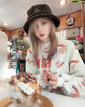 Shiki Aoki Instagram - ※2枚目もぐもぐ動画
今回から画像に構成を書き加えてみたよ！

本日も仕事前に #甘味処いちょうの木 @kontomoko さんへ！
食べたいメニューが多すぎてついにわい氏、いちょうさんソロデビュー初戦
悩みに悩み、今回のオーディションを勝ち抜いた方々をご紹介します

◆一杯目はコーヒー練乳ピーカンパイ
本日の大本命はこちら
構成の時点で最強な事が確定している完璧な布陣
パイとかナッツに目がないわい氏、さらに小豆にほうじ茶だと…？
動画を見ていただければわかる通り、一口目の衝撃はメレンゲ菓子を食べた時と同じくらい美味かった…
ナッツの食感とコーヒークリーム、練乳のゾーンがガチで好みすぎて一生飲めるやつ
途中からの小豆がまた良い変化球
あんこじゃなくて小豆なのがポイント
そして底はトップの甘さとは正反対に甘さ控えめ(むしろストレートかも？)な正統派ほうじ茶が口内のもったり感をすっきり締めてくれる
これ絶対リピする☝️

◆2杯目は胡桃ブルー
ブルー一族のどれから攻めるか悩んだが、やはりナッツ好きとして外せなかった(カラメルとか甘い系&クランブルが入ってるのも魅力)
胡桃とチーズ、メープルの組み合わせで不味いわけがないんよ😭🙏
チーズピザ大好きマン、思わずガッツポーズ
チーズピザにたっぷり蜂蜜かけて食べるわいのようなカロリー大好き勢は絶対食べてくれよな！
そして底の赤ワインはノンアルでお願いしたものの、またしても美味すぎて夢中で一気にかきこみ記憶を失ってしまったので何に変更してくださったのか情報がございません使えねーな青木
今後は店主さんに聞けそうなタイミングがあれば忘れず内容を伺いたい所存です
忙しそうでお声がけするのが申し訳なくて聞けない率80%

◆3杯目はわいの嫁、織姫兼ジュリエットのパンプキンカマンベールパイ
やはり「君だけを 君だけを 好きでいたよ」とCLANNADの時を刻む唄が脳内再生される程度に愛してやまない茶器🫖
さっきまで浮気しててすみませんでしたと即手のひらドリルをかましつつ、圧倒的優勝&殿堂入り
期間限定なんてお前…嘘だろ…？
本日唯一のメレンゲ菓子ちゃんでもあります
こいつが絶対かき氷オーダーの貴重な1枠を陣取るから困ってます🤤🫶❤️

◆4杯目はわさびブルー
ブルー一族からの刺客
前回こばちゃんのをつまみ食いさせてもらった味が忘れられず、腹具合は既に怪しかったが「わさびならさっぱりしてそうやしイケるやろ☝️」と勇み足での出陣(対戦よろしくお願いします)
わさびのかき氷ってなに？？って思うやん？
コイツ、"ガチ"だから。
わさび単品じゃなくてわさびミルクってとこがポイントなのかな？これがチーズたち&メープルとめちゃくちゃ合うんよ
最高のあまじょっぱ体験がここに
みたらし団子とか味噌クリームとか、そういう系統好きな人は是非食べてみてほしい
わさびだけどツーンとくる感じはなく(寿司でわさび別皿追加オーダーする人間だからかもしれんが)、でもしっかりわさびのピリリ感を感じる絶妙さ
かき氷にわさび入れる発想、ほんまAmazing Grace…🤦
そしてこちら、底はカシスなんだけどアルコールだと気づいてなかったわい氏
ノンアルでお願いするのをうっかり忘れていたのですが…
いつもノンアルでお願いしているので店主さんが覚えててくださったのか、コーヒーに変えてくださってた！！😭🫶
真冬の寒さの中、単身上京して早18？19？年…コンクリートジャングルで思わぬ優しさを感じ、更にいちょうさんと店主さんが好きになりました…あったけぇ…わいのパワースポットやで…

この後撮影だったので時間的にも腹具合的にも3杯が限界かな？と思ってたけど
抑えきれない衝動が無意識に言葉を紡ぎ、「わさびブルー…」と追加オーダー
駄目だこの呪言師、己の術式を制御出来ない
4杯は流石に腹パンだったけど、撮影する頃にはしっかり腹から消えてました😗
メレンゲ菓子系の氷が一個だけだったから4杯いけた感ある
鍛え甲斐があるじゃねぇか、クソザコ胃袋さんよォ

今日も最高の時間でした🙇お邪魔しました！

#かき氷 
#かきごおりすと 
#かきごーらー 
#いちょうの木