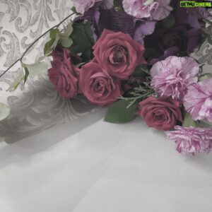 Shiki Aoki Instagram - 最近の青木

冠番組のしき友が4周年を迎えまして、お祝いで番組から素敵なお花をいただきました
最近ずっと忙しくて花を飾る心の余裕すらなかったから、久しぶりに我が家にお花がきて嬉しい😚
あるのとないの、結構違うんだよなぁ
いつも番組を見守ってくれるカーチャンたち、スタッフさんたち、ありがとうございます！

そしてまた週一でしっかり通えるようにしたい新宿美容内科医療クリニック( @biyonai_official )さんで美容点滴！
スペシャルビタミン、高濃度ビタミン、白玉を混ぜ混ぜ
ビタミンと美白系、白玉は最低限継続したいメニューだなぁ

そしてそして、同じジムメイトでシャニマスの斑鳩ルカちゃんのCVを担当されているりなさんと初めて遊びました！😚🫶
めっちゃ楽しかった〜！時間溶けるの早すぎた
めちゃくちゃ趣味が合うことが発覚したので、これからも仲良くしてもらいたい…🥺🙏

充実した9月末を送っております！