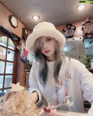 Shiki Aoki Instagram - ⚠️時差投稿です⚠️
もはやインスタが氷アカウントと化しそうですが、この日もソロ活行ってまいりました
#甘味処いちょうの木 @kontomoko さん🍧

まず私事で恐縮ですが、12月26日(火)19時から放送の#さんま御殿 年末特大4時間SPに出演させていただきます！
8月に出演させていただいたばかりだったので、すぐにまた呼んでいただけるとは思っておらず…(というか自己肯定感地面にめり込んでるので、絶対に二度と呼んでもらえないだろうなとか思ってた)
ありがたい限りです
青木に興味がない方も、かき氷から青木を知ってくださった方もよろしければ是非ご覧ください🙇
ちなみにこのさんま御殿の収録直前もいちょうさんでかき氷食べてました…🤤🙏思い出のかき氷になった…

ということでまたしても新作氷が発表されていたのですが、新作にいきたい気持ちをぐっとこらえてこの日は大好きなリピ氷責めでいく！と決めておりました
決意は揺らぐことなく(いや新作みてちょっと揺らいだけど)選んだ三杯はこちら

◆シュトーレン(23)
先日食べた時に味わった生姜スライスの衝撃をもう一度確かめに、初戦指名
①メレンゲとトップにかかったキラキラの謎のアレを動画に納めること
②生姜スライスは調味してあるのか否かを確かめること
の2点をマストオーダーに掲げ、いざ実食
キラキラの謎のアレは動画じゃ伝えきれない😭生で見ないとわからないファンシーさなんよ…(動画は1番最後に載せてます！)
この日は初めて食べた時よりしっかり胡桃を感じられてより一層味の深み増した感がありました
初回は生姜に意識持っていかれすぎてたから冷静に食べる為にもリピートは必要な行為なのかもしれない
肝心の生姜スライスですが、生姜だけピックアップしてなるべく味わって食べてみたんだけど…
僕のあまりあてにならない舌の感覚では調味してないかも？という印象でした！
そもそも何か味をつける為にソースに浸したりなんだりで手を加えたら、あのサクサク食感にはならないのかも？と思ったり
結局のところ調味しててもしてなくても美味いことに変わりなし🤤🙏
底がこの日は多分チョコソースっぽくて(違ったらすみません🙇)前回とは違って甘々なまま完食まで到達するので、
甘党なわいはめちゃくちゃ嬉しかった…🥹🫶
底が前回と同じでも美味しいのは勿論なんだけど、ノンアルお任せ変更だとこうやって底が変わることもあるからリピートはこういう喜びもあるんやね…

◆紫芋と玉葱ブルー(24)
続いて2杯目はもう何回連続で食うんや！というこちら
もう完全に中毒です、はい。
禁断症状で気がついたら毎日摂取したくなってるやべー氷
もうこいつの事はこれからやべー氷と呼んでいくことにする(わいの中でしか通用せんのよ☝️)
この日はめちゃくちゃ大きなブルーチーズの塊が入ってて、ひとりで勝手に大吉引いたぐらいテンション上がってました
ブルチの巨大塊…お前だけ愛する…
オリーブソースゾーンでほんのり塩気を感じつつ、
カマンベールカラメルのほろ苦甘さが最高の組み合わせ
正直嫁と並ぶくらい、こんなにもお前に夢中になるなんて思ってもみなかったぜ…🥹
特にこの日はゆっくり味わいながら食べました
この子も嫁も、いつかメニューからなくなる日が来るんだよね…
今当たり前の様に在る全ての存在は当たり前なんかじゃなくて、
今僕の日常の中に存在してくれることに感謝しながら生きようと、僕はこの氷に教えられた気がします
無駄に壮大な話になってきました

◆パンプキンカマンベールパイ(25)
そしてリピ氷祭り開催といえば外せないこちら
やっぱり『嫁』なんだよなぁ…🤦
安定感がレベチ
構成の好み&メレンゲ菓子もたくさん食べられる贅沢セット
いちょうさん来たら絶対ひとつはメレンゲ菓子乗ってるやつ食べたいなって思ってるんだけど、毎回メレンゲ菓子足りない！！おかわり！って思うほど美味いので
メレンゲ菓子をたっぷり食べたい時にもぴったりの一杯です
底のオレオに辿り着くとまたハッピーな気持ちが倍増するお菓子中毒🍪
重そうな構成なのにわい的には全然重くなくて、
むしろ本当に全部が美味しすぎるから2杯食いたいくらい愛してる
いつも食べ終わるときに寂しくなっちゃうんだよなぁ😭もうなくなるよ〜って

この日はリピ氷祭りを開催したので、全員が優勝☝️
普段からお気に入りばかりずっと食べ続ける人間なので、同じのばっかり食べてて飽きない？ってよく言われるんだけど
いちょうさんの氷は特に「いつなくなるかわからない」っていうオプションがあるので余計に何度も食べておきたくなるんだよね🥺
なくなってからもっと食べとくんだった…って後悔したくないので、あるうちになるべくお気に入りはリピートする
でもこんなにも「お気に入り以外の新しい味も食べてみたい！」って思わせてくれるのはいちょうさんだからだなぁ
まだまだわいの知らない味がいっぱい眠っているお店です
胃袋がもっとデカければ…😭10杯くらい食べたいよ〜！
あといつかいちょうさんの可愛いおみやげお菓子シリーズにも出逢ってみたいですね…🤤
何度食べても感動する味でした🙇お邪魔しました！

#かき氷 
#かきごおりすと 
#かきごーらー