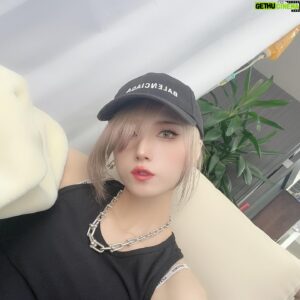 Shiki Aoki Instagram - 最近の青木

冠番組のしき友が4周年を迎えまして、お祝いで番組から素敵なお花をいただきました
最近ずっと忙しくて花を飾る心の余裕すらなかったから、久しぶりに我が家にお花がきて嬉しい😚
あるのとないの、結構違うんだよなぁ
いつも番組を見守ってくれるカーチャンたち、スタッフさんたち、ありがとうございます！

そしてまた週一でしっかり通えるようにしたい新宿美容内科医療クリニック( @biyonai_official )さんで美容点滴！
スペシャルビタミン、高濃度ビタミン、白玉を混ぜ混ぜ
ビタミンと美白系、白玉は最低限継続したいメニューだなぁ

そしてそして、同じジムメイトでシャニマスの斑鳩ルカちゃんのCVを担当されているりなさんと初めて遊びました！😚🫶
めっちゃ楽しかった〜！時間溶けるの早すぎた
めちゃくちゃ趣味が合うことが発覚したので、これからも仲良くしてもらいたい…🥺🙏

充実した9月末を送っております！