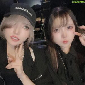 Shiki Aoki Instagram - 最近の青木

冠番組のしき友が4周年を迎えまして、お祝いで番組から素敵なお花をいただきました
最近ずっと忙しくて花を飾る心の余裕すらなかったから、久しぶりに我が家にお花がきて嬉しい😚
あるのとないの、結構違うんだよなぁ
いつも番組を見守ってくれるカーチャンたち、スタッフさんたち、ありがとうございます！

そしてまた週一でしっかり通えるようにしたい新宿美容内科医療クリニック( @biyonai_official )さんで美容点滴！
スペシャルビタミン、高濃度ビタミン、白玉を混ぜ混ぜ
ビタミンと美白系、白玉は最低限継続したいメニューだなぁ

そしてそして、同じジムメイトでシャニマスの斑鳩ルカちゃんのCVを担当されているりなさんと初めて遊びました！😚🫶
めっちゃ楽しかった〜！時間溶けるの早すぎた
めちゃくちゃ趣味が合うことが発覚したので、これからも仲良くしてもらいたい…🥺🙏

充実した9月末を送っております！