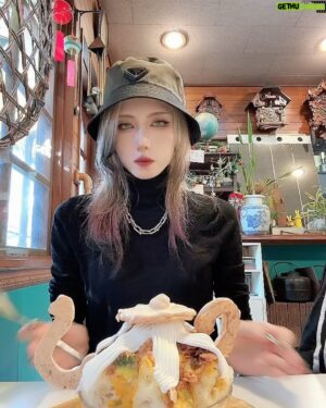 Shiki Aoki Instagram - 2枚目もぐもぐ動画

本日は北品川の #甘味処いちょうの木 さん！
先週 @artz_jun.co に連れてってもらって初めていちょうさんの氷を食べた時の衝撃が忘れられず
早くもリピート
いちょうさんの氷はもうかき氷の概念をぶっ潰してくる…食べられるアートだし構成の独創性というか味の組み合わせが絶妙すぎる
天才のスイーツ

一杯目は迷いなく必ず食べると決めてたパンプキンカマンベールパイ
前回からのリピート氷です！
やはりかぼちゃ好きのツボをつきすぎてる
中にごろごろのかぼちゃが入ってるのも最高だし、底のオレオとか中のコーンフレーク的なザクザク食感も良すぎて最後まで飽きずに食べられる！どいつもこいつも良い仕事しやがる…
そしてやっぱりカマンベールとかぼちゃの組み合わせ、飾りのメレンゲ菓子が優勝…☝️
前回はシンデレラっぽいブルーのドレスの女の子がついてたけど、今日はサンタさんになってた！細かいところまでこだわりが凄すぎて好きが溢れた
このメレンゲ菓子伊勢丹で売ってて欲しいし売ってたら全部買い占めて帰るぞ毎秒口に入れたい美味さ
かぼちゃスイーツが元々大好きだから前回食べて即沼堕ちしたのは言うまでもなく
ただこの氷は期間限定っぽいのでもうそろそろなくなっちゃうのかな？
かぼちゃメニューが通年あるところってあんまりないから悲しいけど、2回食べられただけでもよかった！
織姫と彦星の気持ちをまさかかき氷屋さんで味わうことになるとはな

そして本日2杯目は前回も目をつけてた胡桃ノワール🦉
イケメン梟のメレンゲ菓子があまりにも綺麗すぎて食べるのを躊躇う(が、容赦なく一口目にいく)
そもそもの構成が好きなもの詰め合わせセットなんだけど、
底に胡桃のお酒が入ってるのを筋肉の機嫌を損ねない様、お酒じゃないものに変更していただきました🙇(しかも極甘党なので「甘い系だと嬉しいです」とか生意気にも希望を伝えてしまいすみません)
本来のいちょうさんの意図した味を味わいたい気持ちはありつつ我慢
上に乗ってるチョコなんだけど、これがマジでめちゃくちゃ濃厚なチョコで、もはやソースとかクリームじゃなくて生チョコをそのまま搾り出して乗せてる感じ！
ガチでそのまんま濃厚なめらかな生チョコをどーん！って感じの贅沢さで、甘党には絶対食べて欲しい
結構大きめの胡桃がごろごろ入ってるのも食感良くて最高(胡桃の脂質は良質な脂質なので筋肉的にも最高☝️)だし、
後半から出てくる黒胡麻クリームがめちゃくちゃ合う
この黒胡麻、あるのとないのじゃ全然美味さが違うやつや
なんかほら、オレンジとかベリーとかチョコに合わせがちな果物じゃなくて黒胡麻なのがいい
胡桃と胡麻って相性最高なんすね！なんか字も似てるしな！
底はお酒から変更してもらったけど、正直美味すぎて何味か記憶がない
てっぺんから底まで全部好きな味しかなかったので多分甘党が土下座して喜ぶ何かに変更してくださったんだと思います🥺またこれもリピートしてぇ〜〜〜〜

そして3杯目は先日新登場したばかりのマライア
おむすびサイズにしようと思ったけどやはりいちょうさんのかき氷が美味すぎて、
3杯目おむすびじゃ足りねぇなぁ！？と思ってレギュラーに変更していただきました🙇めんどくせぇ客でほんますみませんの気持ち
そしてこちらも底のカシスリキュールをお酒じゃないものに変更していただきました！
やはり目を引くメレンゲ菓子
何故こんな芸術的なメレンゲ菓子が焼けるのだろうか？
前回初めていちょうさんの氷を食べた帰り道、メレンゲ菓子の美味さに感動して焼き方を調べたが調べただけでそっとブラウザを閉じたのは言うまでもない
もうメレンゲ菓子が乗っている氷しか食べたくない
メレンゲ菓子がない氷なんてカラメルのないプリンぐらい寂しいという気持ちにさせられてるのでもうメレンゲ菓子がない氷を選べない身体になってしまったかもしれない
恐らくオプションでメレンゲ菓子追加なんてものがあったなら、表面がメレンゲ菓子で埋まるくらい死ぬほど課金してると思う
感想が脱線しすぎてますが、こちらは甘酸っぱいたっぷりのラズベリーソースと、チーズのクリーム
普段フルーツ系の氷は全然食べない重めもったり信者なんだけど、チーズクリームがあるからもったり信者のわいも満足できる重さがある
そして中はチョコシロップがたっぷりかかってる感じの、茶色の氷！
底はお酒から変更してもらったけど、恐らくカシスとかベリー系のさっぱり酸っぱめなソースが入ってて後味はめちゃくちゃすっきり
マライアは今日食べた3杯の中で恐らく1番脂質と糖質が低そうな罪悪感の少ない1杯でした🤤🙏ベリーは果物の中でも糖質が低いからな！
(3杯食って何を今更と言う話ですが筋肉向けの感想が多くなりがち)

今日も全部うまかった！
お店の内装とかクリスマスっぽい曲が流れてるとことか雰囲気もめちゃくちゃツボなんだよなぁ
まだまだいちょうさんの氷は食べてみたいのがたくさんある
ガチ推しのお店です
あとこばちゃんからちょっともらったわさびとブルーチーズとメープルかな？の組み合わせが美味すぎて衝撃
次回はわさびブルー、キメたいっすね……

#かき氷 
#かきごおりすと 
#かきごーらー