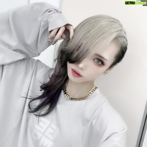 Shiki Aoki Instagram - 先日の自分の冠番組でのヘアメ☝️
刈り上げちょっと長くなっちゃったけど、片方に纏めて少し動きつけてもらったこういう雰囲気の髪型がなんだかんだ1番好き😚
2枚目は夜遅くて誰もおらんトイレの自撮り
なんかトイレの照明って盛れるよね？わいだけ？？？