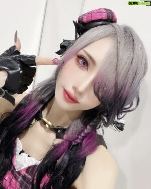 Shiki Aoki Instagram - クソ長いし重いし何目線やねん偉そうに！って思われかねないけど愛を叫ぶこの公演で「二宮飛鳥」というアイドルとひとりの少女について、どうしても僕が伝えたかった気持ちを綴りました。

8周年の記念すべきステージと楽曲に飛鳥さんが選ばれたこと、本当に嬉しくて感謝の気持ちでいっぱいです！
しかも愛がテーマのラブリーでロックな公演！楽曲！
中の人はラブリーとは無縁ではありますが、飛鳥さんは違いますよ。
今まで何度も言ってきた「二宮飛鳥は14歳の可愛い少女」であるということ。
これは僕がオーディションに受かって、1番初めにボイス収録をした際に音響監督さんに念押しされた大事な柱のひとつです。
飛鳥さんの声を録るとき、その意識を何よりも大事にしてきましたし、今も僕の意識はそこから変わってません。

シンデレラガールズやアイドルたちの成長と共に、求められる形が少しずつ変わって、
最近は「カッコいい二宮飛鳥」を求められる機会が昔よりも多くなった印象がありますが、
二宮飛鳥はカッコいいだけのアイドルじゃないということを魅せたかった僕にとっては今回のラブリーロックな公演は本当に嬉しいステージでした。
プロデューサーはもちろんカッコいい飛鳥さんも大好きだと思いますが、乙女で可愛いところがたくさんある14歳の少女らしい飛鳥さんをもっと見たいと望んでるプロデューサーがいることもちゃんとわかってます。
ただ僕は声帯の一部に過ぎないので、カッコいい飛鳥でボイスや歌を求められればできる限りのカッコいい飛鳥さんになるようにお力添えすることしかできず。
ゲネで初めてラブレターを歌った時、せっかくの可愛い楽曲だからどこかで少しでも昔みたいな14歳らしい可愛らしさを出したいなという欲を出して、飛鳥なりの「可愛い」で歌ってみたのですが、
「可愛く歌うより飛鳥っぽく斜に構えてカッコいいドヤ感で歌って欲しい」というディレクションをいただき、
やっぱり可愛く歌うのは求められてないのかな…と悩んだりもしました。
でもやっぱり二宮飛鳥はカッコいいだけのアイドルじゃないというところをどうしても表現したかったので、
歌い方はちょっと気取りつつも、声のトーンを初期の頃寄りのイメージで可愛い寄り(当社比)にして、Dメロなんかは特にPへ見せるちょっとした照れ感とかも意識しながら歌ってみたりしました。
僕の拙い表現力じゃ全然かもしれないけど、少しでもキュートな飛鳥さんが伝わってたらいいな。
声優の仕事って、基本的にはディレクションに従ってお芝居をするものだからあんまり役者自身の意思を出せない部分もあったりすると思うんだけど、
せっかくのラブリーな公演なんだから少しくらい可愛さを強調しても許されるよ…ね…？
中の人的には可愛いのが似合わないので可愛く振る舞うしんどさはあるけど、飛鳥さんは可愛いもカッコいいもなんでも纏えちゃうアイドルだから、
飛鳥さんのお陰で2日間やり切れたラブレターでした💌

あと、2日目のご挨拶MCでのキャラ台詞は、
普段直接的な言葉で気持ちを伝えない飛鳥さんだからこそ、
この「愛を叫ぶ」コンセプトの公演ではしっかり言葉にしてプロデューサーへの愛を伝えたかったんだよね。
こんな機会滅多にないだろうから🥺
もちろん飛鳥さんの歌う表題曲の無限L∞PだLOVE♡のフレーズとかけてる台詞でもあるよ！
ソロバージョンもいつかきっと出ることを祈ってます…！めちゃくちゃレコーディング楽しかったんよ！😚🫶

飛鳥さんに限らずどのアイドルちゃんも色んな表情があって、色んな魅力があって、色んな一面があるからこそ、
たまに自分の思ってた解釈と違ったり、自分がプロデュースしてたアイドル像と離れてしまうことがあるかもしれないけど、
それだけみんなが無限の可能性と表現力を秘めたどんな色にもなれる最高のアイドルだっていう証明でもあると僕は思ってます。
ステージに立つ度に新しい可能性をみせてくれるアイドルたちと、アイドルを支えてくれるプロデューサーに感謝の気持ちしかねぇ！𝑩𝑰𝑮 𝑳𝑶𝑽𝑬______

(あとトワスカへのクソ重デカ感情について語り出すとまじで長くなりすぎるのでまた別の機会で語らせて…今回の公演のDAY2のトワスカでガチ泣きかけて危なかった😭)