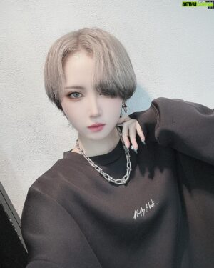 Shiki Aoki Instagram - @atsutoshi00 さんに髪の毛キレイキレイしてもらいました！
どんどん短くしたくなる🤤短いの楽すぎるんよなぁ
ウルフはウルフで好きだったからまた涼しくなってきたら伸ばすか悩む

#派手髪 #ショートカット #ハンサムショート 
#エンドカラー