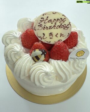 Shiki Aoki Instagram - 2024.1.14
my birthday🎂🥳
写真も動画も今日は撮ってないので、先日番組でフライングお祝いしていただいた時の㊗️
本日は誕生日ですが、特別なことは何もせずいつも通りのご飯を食べていつも通りの日常を送りました！
毎年たくさんの方にお祝いしていただけて、じゅうぶんすぎるぐらい贅沢者です
DMでもお祝いのメッセージたくさんありがとうございます！返信は出来ないけど全部見ております🥺🫶
来年もみんな元気でまたこの日を迎えられますように

帰りに自分のためにお花でも買って帰ろうかな！(トイレットペーパーも買います)