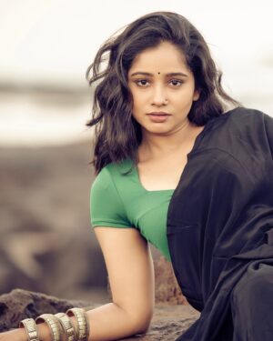 Shilpa Thakre Instagram - माथे की एक बिंदी …….
 क़यामत को काफ़ी हैं ❤️

pc : @indofest__ 
#shilpathakre #expressionqueen #photoshoot #photo #photooftheday #photogram #ocean #sky #beach #gratitude #insta #instagram #instamood #instadaily