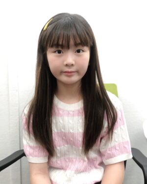 Shim Hye-yeon Instagram - 엄마~ 나 언제 단발로 해??

기르라고 하면 자른다하고 
자르자 하면 머리 기를꺼야 했는데
왠일로 애미와 합이 맞는 요즘이예요😍

여름내내 머리 묶지도 않고
목뒤에 땀띠천국이었는데😂😂

곧 자르자 잘라~~~~~~
프로필도 예쁘게 찍어보자규🥰
.
.
.
.
.
.
.
.
.
.
#아역 #아역배우 #광고모델 #키즈모델