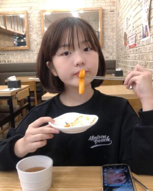 Shim Hye-yeon Instagram - 쫄볶이 먹으며 핸폰보는것이
그저 즐거운 초4언니🎶 🎶 

교정효과인지 V라인되어가고 있어요🤭
어디갈때마다 달라보인다고 들으니
혜연이 스스로도 운동도 잘하고~
대식가다보니 먹고 운동하고의 반복~~

감기기운에 날도 춥고해서
전기장판 깔았어요~
너무 일찍 꺼냈나싶었지만 
올만에 뜨끈뜨끈한데에서 자서 그런지
머리가 맑아지는 느낌이예요🥰
#아역 #아역배우