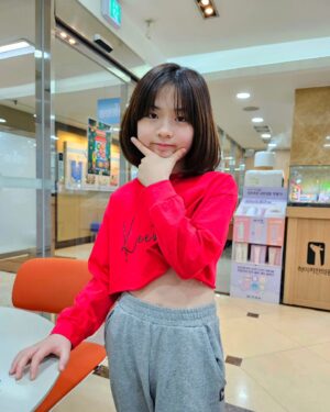 Shim Hye-yeon Instagram - 옷입고 몸무게 재서 많이 나오는건
억울하다며 얇디얇은 옷을
준비한 그녀😜😜
아직도 깨발랄하지만
민감하게 변해가는
소녀감성으로 가는 #초5 언니~
.
.
.
.
.
.
.
.
.
.
#아역#아역배우#초등학생 #일상