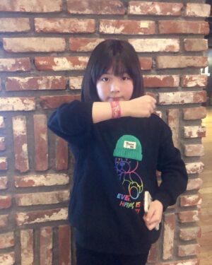 Shim Hye-yeon Instagram - #광고

혜연이랑 트롤 밴드투게더 시사회 다녀왔어요~

레드벨벳 웬디 & 라이즈 은석 
무대인사하시는 모습을 봤는데 최고최고~~
중앙이 아니라서 아쉬웠지만 그래도 대만족~ 
이분들의 목소리로 2D 더빙이라 
더 좋았던 트롤 밴드투게더 👍👍

알록달록 트롤들 생동감 실화인가요~
트롤들 귀엽고 색감도 예뻐서 
캐릭터들 판매된다면 다 사고말꺼예요~~~~~~~
영상미 화려하고 액션~ 노래까지 잘하는 트롤들~ 
여기에 내용도 알차서 오래 집중못하는
울 혜연이가 몰입해서 잘 봤어여~~

올겨울에 꼭 봐야하는 애니메이션 최강자~
크리스마스 연휴에 아이들과 뭐 볼까~?? 한다면
👉 트롤 밴드투게더 
12/20일 극장개봉합니다~
.
.
.
.
.
.
.
.
.
#광고 #트롤밴드투게더 #영화추천  #레드벨벳 #웬디 #라이즈 #은석 #12월20일극장대개봉 #크리스마스영화 #드림웍스 #맘스타그램