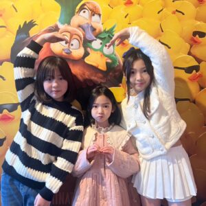 Shim Hye-yeon Instagram - #광고
<미니언즈> <슈퍼 마리오 브라더스>
일루미네이션의 2024년 첫 영화!
인투 더 월드 시사회다녀왔요~~

큰 스크린으로 보니 영상미와 생동감이 단연 👍👍
아름다운 자연과 하늘을 나는 동안 펼쳐지는
구름 속 광경~최고~~~~~~~
심지어 날라가는 오렌지까지 진짜 같아요^^

티격대는 남매와 안정현실주의 아빠~
현실에 안주하지 않는 엄마의
따뜻하고 유쾌한 가족모험 이야기예요~
올 겨울방학에는 아이들과
영화관에서 인투더월드 보시길 추천합니다~

#인투더월드 #일루미네이션 #영화 #영화추천 #1월10일극장개봉 #애니메이션 #가족영화추천