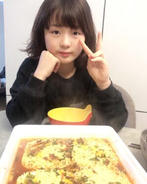 Shim Hye-yeon Instagram - 혜연이가 용돈으로 사온 점보도시락라면...
그리도 먹어보고 싶다며 노래를 불렀었는데
혜연이가 살수있을 정도면 
핫했던게 인기가 줄은듯해요😅

맛평가는....
끓여먹는 라면이 제일 맛나다는요🤭
대식가 신랑, 저, 아이들인데...
서로 더 먹으라고 나눠주는~
이거 먹으면 정이 넘쳐납니다😍

#아역 #아역배우 #광고모델 #키즈모델