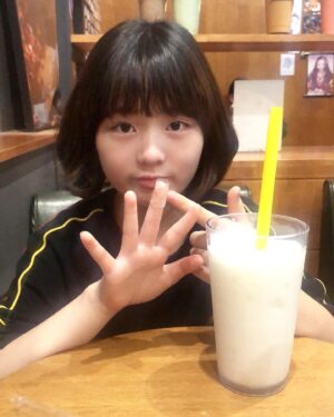Shim Hye-yeon Instagram - #단발머리 
#단발 로 잘라서 속시원해요~~~
9살 혜연이를 다시 보는듯한 
느낌적인 느낌이예요🤭
.
원장샘이 김태리배우님 머리로 
해주신다고 하셨는데
결론은 그냥 심혜연🥴🥴
.
.
.
.
.
.
#아역 #아역배우