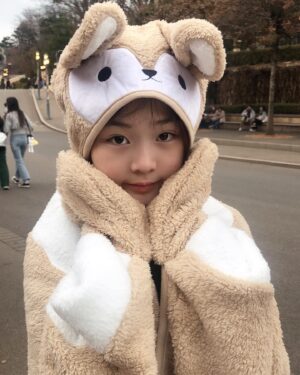 Shim Hye-yeon Instagram - 역대급으로 사람많았던 
어제의 #에버랜드 😱😱

애미는 극기훈련~ 오늘 만신창이 모드~
폐장시간까지 불살라 날라다니던 심씨들~
심씨들의 체력이란👍👍👍

결국 혜연이 입은거 사셨구요~
초6 아들도 인형하나 사셨구요~
다이소가서 사도 될법한ㅋㅋㅋㅋㅋ
사지말고 그돈으로 맛난거 먹자고해도
사야한다고 고르고 고른게 이거😤

#아역 #아역배우 #광고모델 #키즈모델