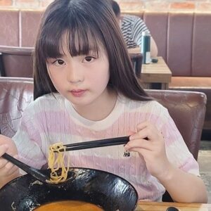 Shim Hye-yeon Instagram - 아침부터 저녁까지 불태웠다🔥🔥
똥글똥글 은근 닮은구석 많은
남사친 시율이~~
매주 봐도 헤어지기 아쉬운 녀석들~
저질체력 애미는 힘들구나~

쌍둥이역 필요하면 연락주세요🤭
가시밭길 같은 이길~ 
시율이한테 묻어가고싶어라🥴🥴
.
.
.
.
.
.
.
.
.
.
.
.
#아역 #아역배우