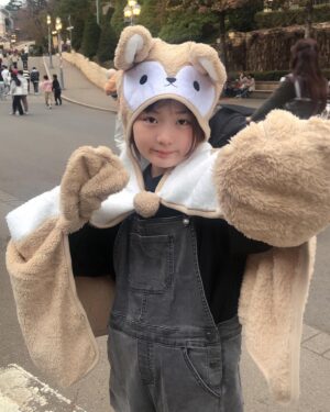 Shim Hye-yeon Instagram - 역대급으로 사람많았던 
어제의 #에버랜드 😱😱

애미는 극기훈련~ 오늘 만신창이 모드~
폐장시간까지 불살라 날라다니던 심씨들~
심씨들의 체력이란👍👍👍

결국 혜연이 입은거 사셨구요~
초6 아들도 인형하나 사셨구요~
다이소가서 사도 될법한ㅋㅋㅋㅋㅋ
사지말고 그돈으로 맛난거 먹자고해도
사야한다고 고르고 고른게 이거😤

#아역 #아역배우 #광고모델 #키즈모델