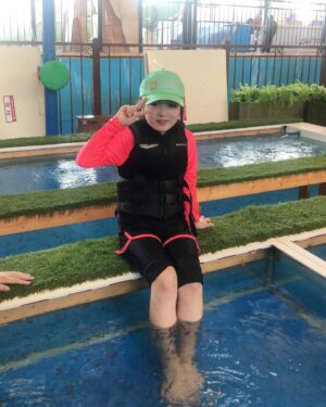 Shim Hye-yeon Instagram - #어제
여름때 못쓴 신랑휴가~ 
뛰엄뛰엄 오디션도 있고ㅡㅡ
빠지면 안되는 학원도 있고ㅡㅡ
가까운 워터파크 다녀왔어요~
그나마 사람들이 없어서 👍👍

놀이기구 대기없어서 연속으로 세네번
타더니 실증내는 아이들😵
저는 컨디션이 안좋아서 스파에
몸만 담궜는데.... 발도 움직이지 않았는데..
물속에만 있어도 소화가 잘되는건지~
미친 소화력~~~ 먹기만 하고 왔어요🥴

학교도 안가고~ 학원도 안가고~
간만에 노느라 저세상텐션인 아들과 딸~
아들녀석 학원빠져서 제 마음이 많이
불편~불편하지만~~~
오늘은 에버랜드 고고 합니다~😍
#아역 #아역배우 #키즈모델 #광고모델