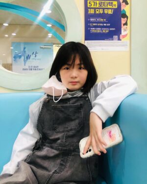 Shim Hye-yeon Instagram - 새로운 공부에 도전중인 저~
뇌에 과부하걸려 버벅되고🥲
정신없던 10월을 마무리할려는차에
아이들의 독감으로 저는 목감기에~
몸까지 버벅되는~~🥹🥹

코로나도 안걸렸던 혜연이~
완전 건강하다고 생각했었는데
마스크를 잘썼던거였어요😆

그래도 기본체력이 좋아서인지
고열도 안나고 하루 바짝 아프고 살아났어요~
다들 #독감조심하세요 
#아역 #아역배우