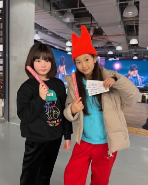 Shim Hye-yeon Instagram - #광고

혜연이랑 트롤 밴드투게더 시사회 다녀왔어요~

레드벨벳 웬디 & 라이즈 은석 
무대인사하시는 모습을 봤는데 최고최고~~
중앙이 아니라서 아쉬웠지만 그래도 대만족~ 
이분들의 목소리로 2D 더빙이라 
더 좋았던 트롤 밴드투게더 👍👍

알록달록 트롤들 생동감 실화인가요~
트롤들 귀엽고 색감도 예뻐서 
캐릭터들 판매된다면 다 사고말꺼예요~~~~~~~
영상미 화려하고 액션~ 노래까지 잘하는 트롤들~ 
여기에 내용도 알차서 오래 집중못하는
울 혜연이가 몰입해서 잘 봤어여~~

올겨울에 꼭 봐야하는 애니메이션 최강자~
크리스마스 연휴에 아이들과 뭐 볼까~?? 한다면
👉 트롤 밴드투게더 
12/20일 극장개봉합니다~
.
.
.
.
.
.
.
.
.
#광고 #트롤밴드투게더 #영화추천  #레드벨벳 #웬디 #라이즈 #은석 #12월20일극장대개봉 #크리스마스영화 #드림웍스 #맘스타그램