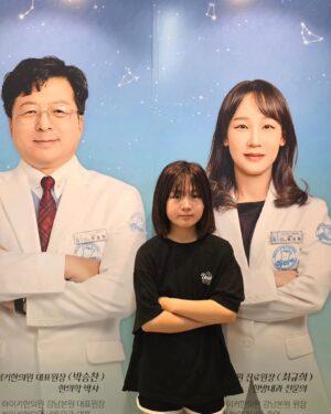 Shim Hye-yeon Instagram - 작년겨울에 12살 생일때까지
150cm 되면 생파 거하게 해주고
아이폰 사주고 이거저거 공수표를 날렸드랬쥬😆

매달 1cm씩 크는거 보면서
아주 쪼끔씩 애미는 움찔하기도 했었는데요~~
이번달 키는 저번달과 비슷한 키🤔🤔

매달 키 크면서 애미가 움찔하는게 낫겠어~~~

분기별로 검사하는 사춘기호르몬 수치가
또래들 평균수치로 되어 감사했는데
사춘기증후때문에 약추가를 해주신다고하셨어요~
더더더 감사합니다~♡ @highki_1992

쓴데 더 써질꺼라고 들으니 잔뜩 긴장한 혜연이~~
그래도 챙겨주면 마다않고 잘먹겠다는~
담달에 못큰거까지 2cm 
쑤~~~욱 커있기를~~
#줄넘기학원 회차 늘리자~~~😆😆
.
.
.
.
.
.
.
.
.
.
#힌이키한의원 #아역 #아역배우 #초등학생 #일상