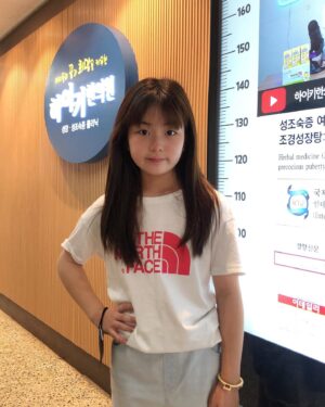Shim Hye-yeon Instagram - 저번달에도 1cm 컸는데
이번달에도 1cm가 컸어요🎶🎶🎶

너무 덥고 습해서
줄넘기를 소홀했는데
열심히 했으면 더 컸을까?????🤭

매번 꼼꼼하게 체크해주시는 
#하이키한의원 원장님👍👍👍

사춘기호르몬이 높았었는데
이젠 또래아이들과 비슷~
키만 크면 된다앙~~~~

많이 크기도 했고 잘크고 있지만
4학년치고는 아직도
작은 키 137cm 😭

하이키한약 열심히 잘 먹어서
성장호르몬은 올리고
사춘기호르몬은 낮추자~~
.
.
.
.
.
.
.
.
#아역 #아역배우 #초등학생