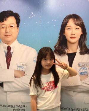 Shim Hye-yeon Instagram - 저번달에도 1cm 컸는데
이번달에도 1cm가 컸어요🎶🎶🎶

너무 덥고 습해서
줄넘기를 소홀했는데
열심히 했으면 더 컸을까?????🤭

매번 꼼꼼하게 체크해주시는 
#하이키한의원 원장님👍👍👍

사춘기호르몬이 높았었는데
이젠 또래아이들과 비슷~
키만 크면 된다앙~~~~

많이 크기도 했고 잘크고 있지만
4학년치고는 아직도
작은 키 137cm 😭

하이키한약 열심히 잘 먹어서
성장호르몬은 올리고
사춘기호르몬은 낮추자~~
.
.
.
.
.
.
.
.
#아역 #아역배우 #초등학생