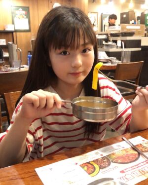 Shim Hye-yeon Instagram - 여기만 오면 위가 작아져요😅
욕심으로 한냄비 가득채우면 큰일나는곳~
서로서로 더 먹으라고 챙겨주게 되는 곳~ 
식탐있는 혜연이도 젖가락 놓는 곳~ 
맛은 있는데 많이 못먹는 희안한 곳~
🥲🥲🥲

아들은 1년후에 오자고~🤭🤭 

어제 이른 저녁으로 먹고
동네 한바퀴 돌았는데도
아직도 배가 불려요~~
.
.
.
.
.
.
.
.
.
.
.
#아역 #아역배우