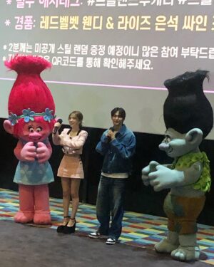 Shim Hye-yeon Instagram - #광고

혜연이랑 트롤 밴드투게더 시사회 다녀왔어요~

레드벨벳 웬디 & 라이즈 은석 
무대인사하시는 모습을 봤는데 최고최고~~
중앙이 아니라서 아쉬웠지만 그래도 대만족~ 
이분들의 목소리로 2D 더빙이라 
더 좋았던 트롤 밴드투게더 👍👍

알록달록 트롤들 생동감 실화인가요~
트롤들 귀엽고 색감도 예뻐서 
캐릭터들 판매된다면 다 사고말꺼예요~~~~~~~
영상미 화려하고 액션~ 노래까지 잘하는 트롤들~ 
여기에 내용도 알차서 오래 집중못하는
울 혜연이가 몰입해서 잘 봤어여~~

올겨울에 꼭 봐야하는 애니메이션 최강자~
크리스마스 연휴에 아이들과 뭐 볼까~?? 한다면
👉 트롤 밴드투게더 
12/20일 극장개봉합니다~
.
.
.
.
.
.
.
.
.
#광고 #트롤밴드투게더 #영화추천  #레드벨벳 #웬디 #라이즈 #은석 #12월20일극장대개봉 #크리스마스영화 #드림웍스 #맘스타그램