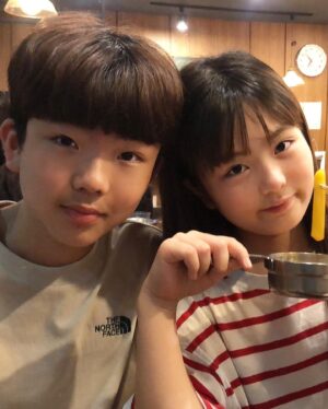 Shim Hye-yeon Instagram - 여기만 오면 위가 작아져요😅
욕심으로 한냄비 가득채우면 큰일나는곳~
서로서로 더 먹으라고 챙겨주게 되는 곳~ 
식탐있는 혜연이도 젖가락 놓는 곳~ 
맛은 있는데 많이 못먹는 희안한 곳~
🥲🥲🥲

아들은 1년후에 오자고~🤭🤭 

어제 이른 저녁으로 먹고
동네 한바퀴 돌았는데도
아직도 배가 불려요~~
.
.
.
.
.
.
.
.
.
.
.
#아역 #아역배우