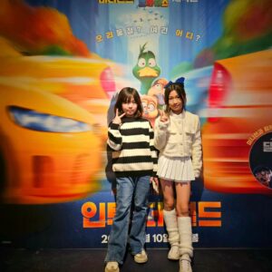 Shim Hye-yeon Instagram - #광고
<미니언즈> <슈퍼 마리오 브라더스>
일루미네이션의 2024년 첫 영화!
인투 더 월드 시사회다녀왔요~~

큰 스크린으로 보니 영상미와 생동감이 단연 👍👍
아름다운 자연과 하늘을 나는 동안 펼쳐지는
구름 속 광경~최고~~~~~~~
심지어 날라가는 오렌지까지 진짜 같아요^^

티격대는 남매와 안정현실주의 아빠~
현실에 안주하지 않는 엄마의
따뜻하고 유쾌한 가족모험 이야기예요~
올 겨울방학에는 아이들과
영화관에서 인투더월드 보시길 추천합니다~

#인투더월드 #일루미네이션 #영화 #영화추천 #1월10일극장개봉 #애니메이션 #가족영화추천