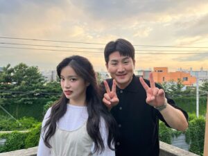 Shin Ga-eun Instagram - ⠀
⠀
항상 즐거운 다우소 촬영장🥹
시간이 너무 부족해yo…
오래오래 갑시댜 ☀️🌿
민우오빠 소원 들어주기 완.ㅋㅋㅋㅋㅋㅋㅋㅋㅋㅋㅋ
