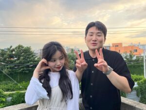 Shin Ga-eun Instagram - ⠀
⠀
항상 즐거운 다우소 촬영장🥹
시간이 너무 부족해yo…
오래오래 갑시댜 ☀️🌿
민우오빠 소원 들어주기 완.ㅋㅋㅋㅋㅋㅋㅋㅋㅋㅋㅋ