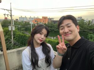 Shin Ga-eun Instagram - ⠀
⠀
항상 즐거운 다우소 촬영장🥹
시간이 너무 부족해yo…
오래오래 갑시댜 ☀️🌿
민우오빠 소원 들어주기 완.ㅋㅋㅋㅋㅋㅋㅋㅋㅋㅋㅋ