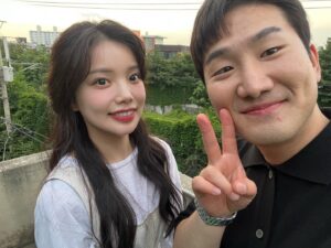 Shin Ga-eun Instagram - ⠀
⠀
항상 즐거운 다우소 촬영장🥹
시간이 너무 부족해yo…
오래오래 갑시댜 ☀️🌿
민우오빠 소원 들어주기 완.ㅋㅋㅋㅋㅋㅋㅋㅋㅋㅋㅋ