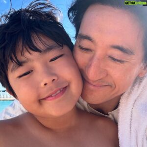 Shin Hyun-joon Instagram - 아내가 차에서 찍은 아빠 뒷모습🌈
하나님께서 부족한 저를 사랑해주셔서
좋은 부모님께 사랑도 많이 받고 자라고
무엇보다 하나님 사랑안에서 성장하게 해주셔서
지금까지 배우로 또 여러 방송에 출연하며 많은 것을
느끼고 배우고 경험하게 해주시고,교수로,안수집사,
해외선교위원장으로
그리고 CTS 내가매일기쁘게 프로그램으로 영상선교에
동참할 수 있게 해주시고 
때로는 혼도 나고 그시간을 통해 지혜와 배움을 주시면서
저를 끊임없이 성장 시키시고 연단하여 주님이 원하시는 
모습으로 하나씩 하나씩 만들어 변화시켜 주시는 하나님
부족하고 연약한 저에게 참 많은 것을 맡겨 주심에
감사 드립니다

그중 세 아이의 아빠로 제게 가장 소중하고 
귀한 선물 주심에 오늘도 감사하며 또 감사드립니다
믿음안에서 따뜻한 사랑으로 아이들 잘 양육할 수 있도록 
주님! 늘 함께 해주셨던 것 처럼 
지금 이순간에도 앞으로도 변함없이 함께 해주세요🙏🏼

사랑합니다 하나님 아버지🩵

#love #family #thankyoujesus #jesuslovesyou 
#기도하는아빠
#iamachristian