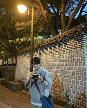 Shin Jae-ha Instagram - 가을이 생각보다 긴대…?👍