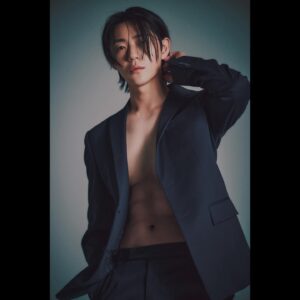 Shin Jae-ha Instagram - 잘가 긴 머리 또 만나👋🏻

Photo: @semaz__  김태구
Hair: @gguminmin 이민
Makeup: @leeseul_e 이이슬