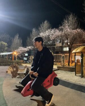 Shin Jae-hwi Instagram - 진근이는 철이 없습니다