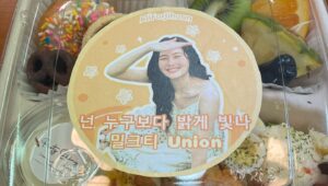 Shin Ji-hoon Instagram - 이제 보내줘야 할 때가 또 온 거죠?
저에겐 공연 내내 사부작사부작 맘속에서 피어난 것들이 많았던 아주 의미 있는 시간이었어요.
저의 뜻깊은 시간을 목격해 주셔서 정말정말 감사합니다!

퇴근길까지 남아주신 분들, 더 한 분, 한 분 붙잡고 인사하지 못해서 아쉬웠어요. 사실 첫날 급히 자리를 떠나는 저를 느끼셨을지 모르겠어요. 원래 제가 항상 사진도 한 분씩 다 찍고 가는데, 이번에는 그럴 수가 없어서 사진도 싸인도 없는 퇴근길이 어떤 건지 잘 몰라 머리가 하얘진 채로 죄인처럼 떠나갔답니다..
그럼에도 편지와 선물을 제게 쥐어주셔서 감사했습니다! 이 따수운 사람들

아- 또 언제 여러분을 보려나요.
이번 6월 같은 날을 또 마주하기 위해서 열심히 달려야겠습니다. 좋은 날에 다시 만나요!🫶