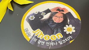 Shin Ji-hoon Instagram - 이제 보내줘야 할 때가 또 온 거죠?
저에겐 공연 내내 사부작사부작 맘속에서 피어난 것들이 많았던 아주 의미 있는 시간이었어요.
저의 뜻깊은 시간을 목격해 주셔서 정말정말 감사합니다!

퇴근길까지 남아주신 분들, 더 한 분, 한 분 붙잡고 인사하지 못해서 아쉬웠어요. 사실 첫날 급히 자리를 떠나는 저를 느끼셨을지 모르겠어요. 원래 제가 항상 사진도 한 분씩 다 찍고 가는데, 이번에는 그럴 수가 없어서 사진도 싸인도 없는 퇴근길이 어떤 건지 잘 몰라 머리가 하얘진 채로 죄인처럼 떠나갔답니다..
그럼에도 편지와 선물을 제게 쥐어주셔서 감사했습니다! 이 따수운 사람들

아- 또 언제 여러분을 보려나요.
이번 6월 같은 날을 또 마주하기 위해서 열심히 달려야겠습니다. 좋은 날에 다시 만나요!🫶