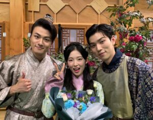Shin Seung-ho Instagram - 그동안 환혼을 사랑해주셔서 감사드립니다🙏❤️

긴시간 동안 너무도 즐거웠고 행복했습니다. 
환혼을 통해 받은 사랑들을 오래오래 기억하면서, 앞으로는 또다른 새로운 모습을 연기하며 신나게 도전할게요. 

여러분들께도 오래오래 기억될 환혼이 되길...!
감사합니다 사랑합니다 ❤️🙏