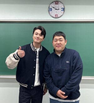 Shin Seung-ho Instagram - 100만 구독자 달성을 축하드립니다👏 #문쌤 
최근들어 가장 많이 웃었습니다 감사합니다 선배님❤️ #빠더너스