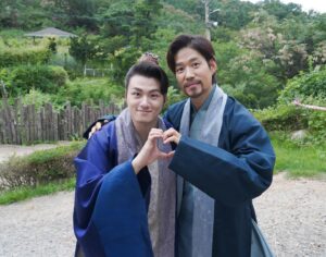 Shin Seung-ho Instagram - 그동안 환혼을 사랑해주셔서 감사드립니다🙏❤️

긴시간 동안 너무도 즐거웠고 행복했습니다. 
환혼을 통해 받은 사랑들을 오래오래 기억하면서, 앞으로는 또다른 새로운 모습을 연기하며 신나게 도전할게요. 

여러분들께도 오래오래 기억될 환혼이 되길...!
감사합니다 사랑합니다 ❤️🙏