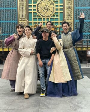 Shin Seung-ho Instagram - 그동안 환혼을 사랑해주셔서 감사드립니다🙏❤️

긴시간 동안 너무도 즐거웠고 행복했습니다. 
환혼을 통해 받은 사랑들을 오래오래 기억하면서, 앞으로는 또다른 새로운 모습을 연기하며 신나게 도전할게요. 

여러분들께도 오래오래 기억될 환혼이 되길...!
감사합니다 사랑합니다 ❤️🙏