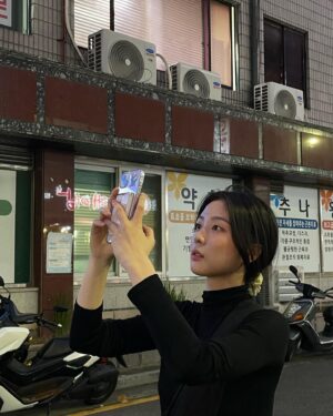 Shin So-hyun Instagram - 즐거운 추석 보내세요🌕