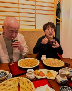 Shingo Fujimori Instagram - あまりにも楽しそうに喋っていたので
こちらは黙って見てました
蕎麦食べるタイミングも一緒なのは🌱
清武さん、お誕生日おめでとう