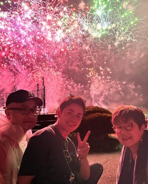 Shingo Fujimori Instagram - 夏休み
実家で4年ぶりの諏訪湖花火大会を両親と見てきましたー

6~9枚目は同級生の @ks.suwa が撮ってくれました！！賞もとったことのある凄腕カメラマンです
そして、花火の打ち上げ台の足場も同級生が組んだりと同い年が大活躍です

諏訪湖花火大会は毎年8/15に開催してます！来たことある方もまだの方も来年是非お越しくださいませ🙇

この様子は近日YouTubeにて公開します！
東京からゲストをお招きして押忍しました！